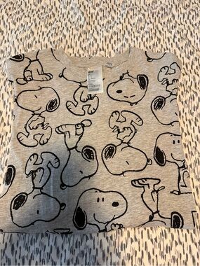 H&M  Gray Snoopy Graphic shirt